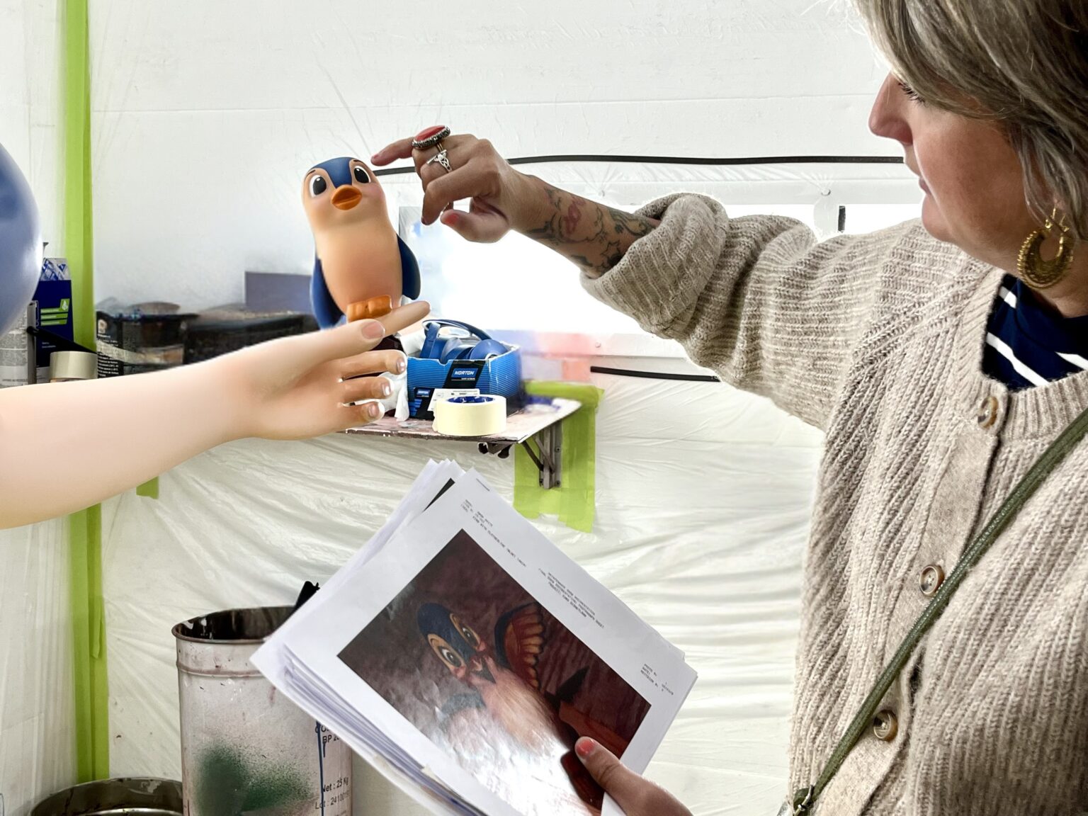 Frisch bemalte Figuren der sieben Zwerge nach der Auffrischung in den Central Workshops